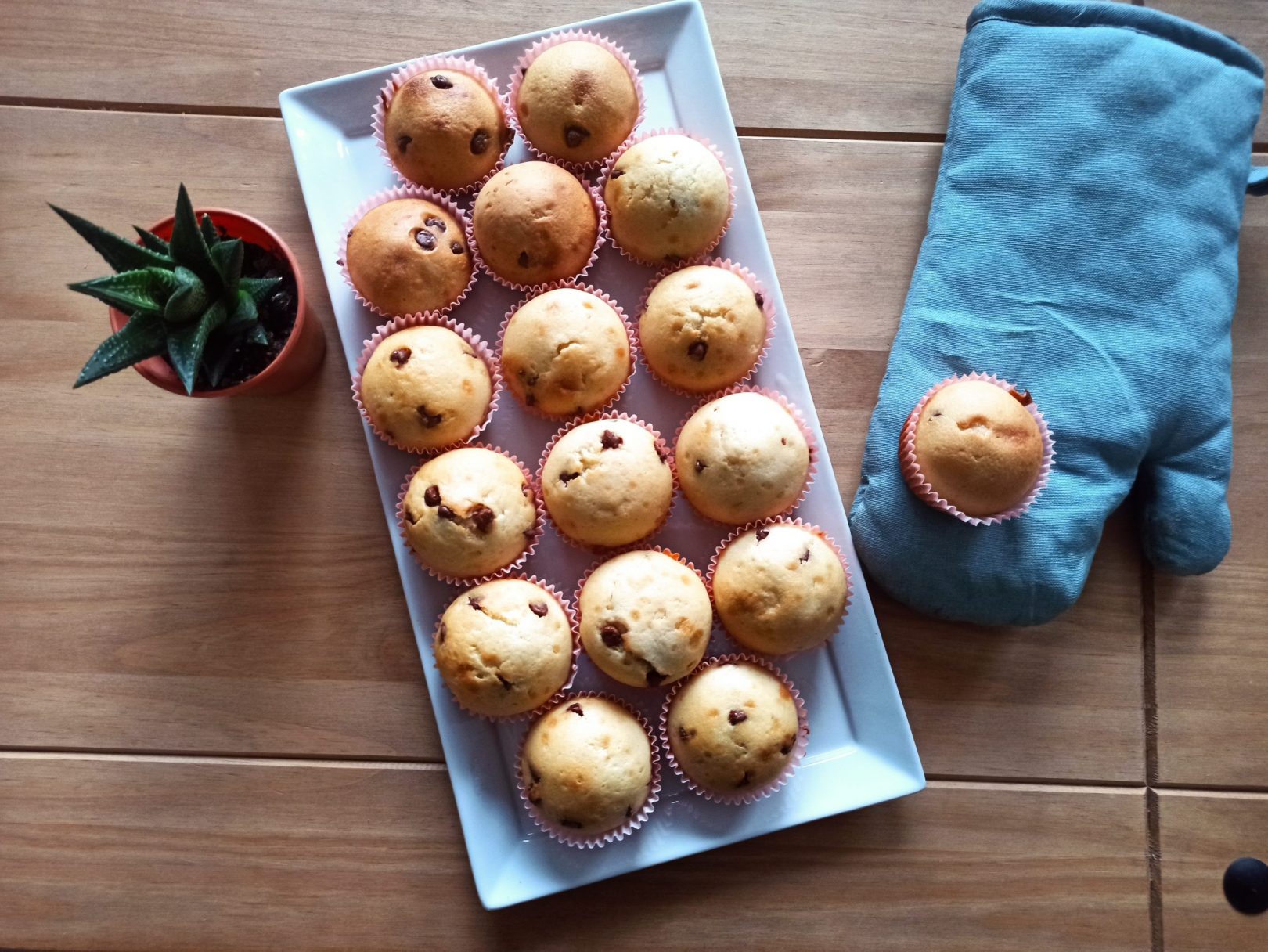 Brioșe cu fulgi de ciocolată Brioșe cu fulgi de ciocolată