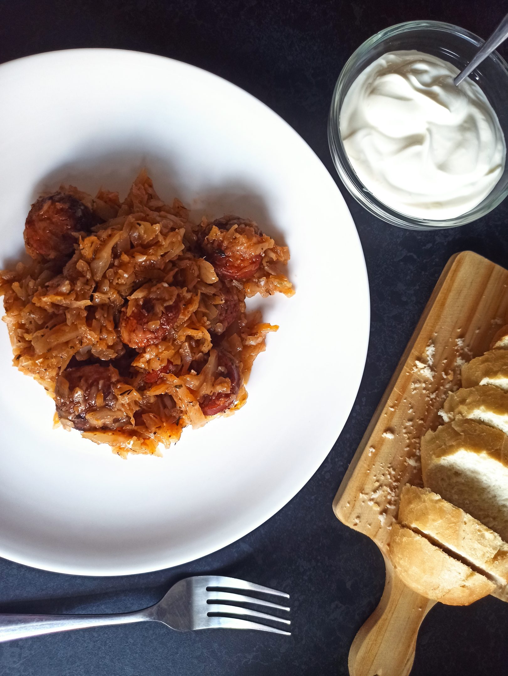 Varză călită cu cârnați