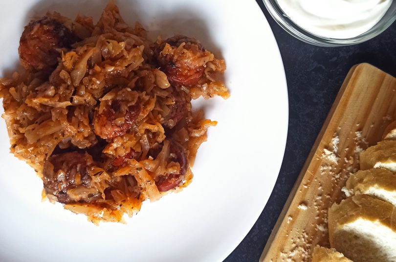 Varză călită cu cârnați Varză călită cu cârnați