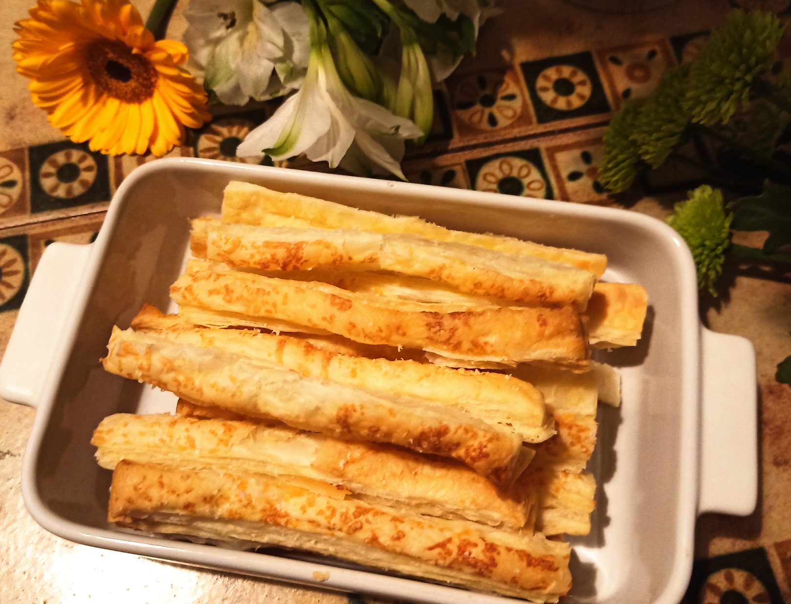 Sărățele cu susan și parmezan din aluat de foietaj Sărățele cu susan și parmezan din aluat de foietaj