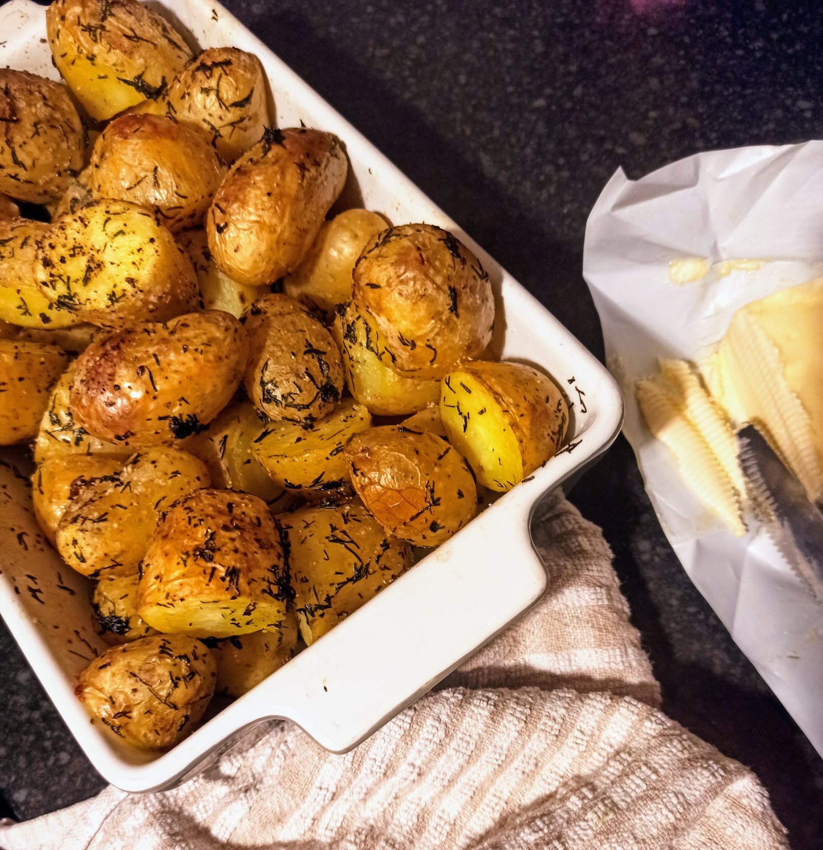 Cartofi noi la cuptor cu unt și mărar Cartofi noi la cuptor cu unt și mărar