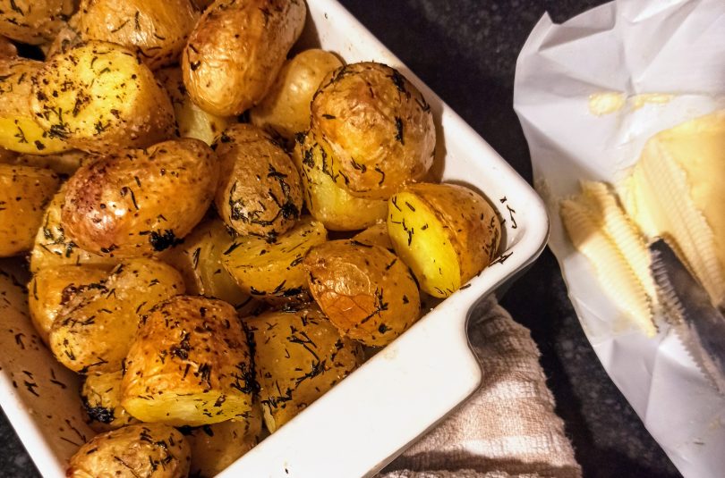 Cartofi noi la cuptor cu unt și mărar Cartofi noi la cuptor cu unt și mărar