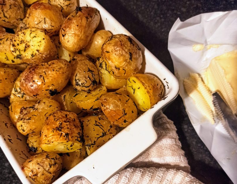 Cartofi noi la cuptor cu unt și mărar