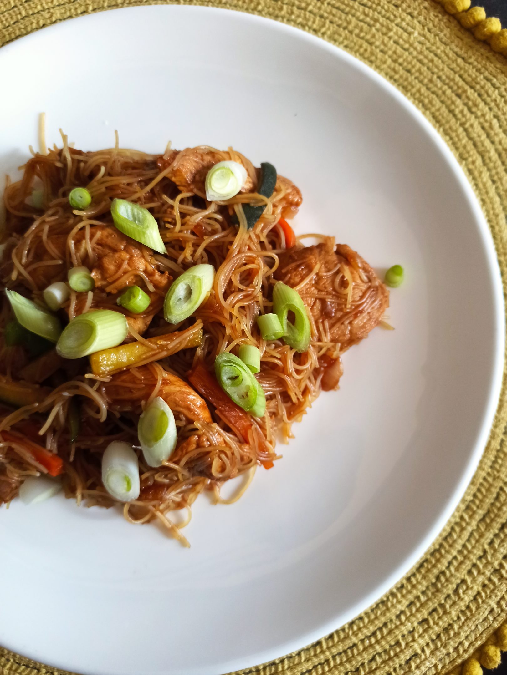 Noodles cu pui și legume Noodles cu pui și legume