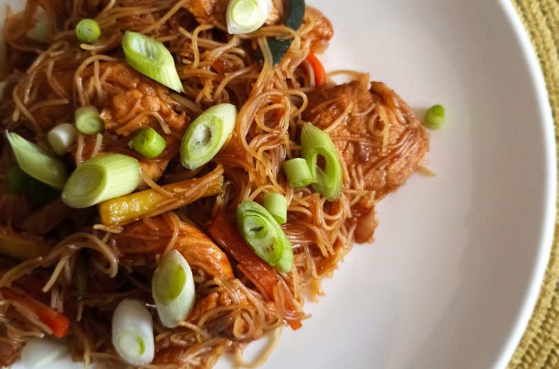 Noodles cu pui și legume Noodles cu pui și legume