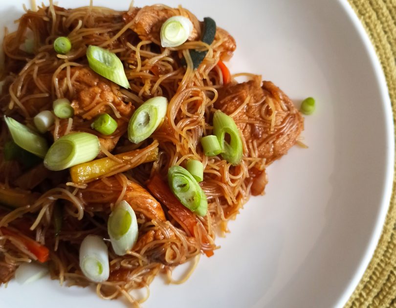 Noodles cu pui și legume